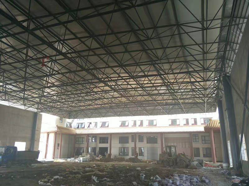 西双版纳屋顶采光无缝钢管网架安装现场