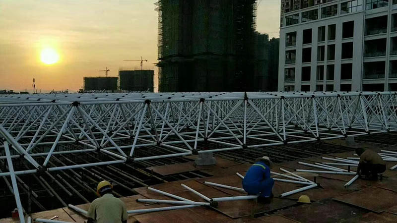西双版纳螺栓球网架安装现场